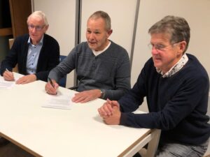 Ondertekenaars samenwerkingsovereenkomst Nieuwleusen Synergie en BalkInn Van links naar rechts: Rob Vogelzang (voorzitter Nieuwleusen Synergie), Jan van de Hoek (voorzitter BalkInn), Lambert Schuldink (secretaris Nieuwleusen Synergie).
